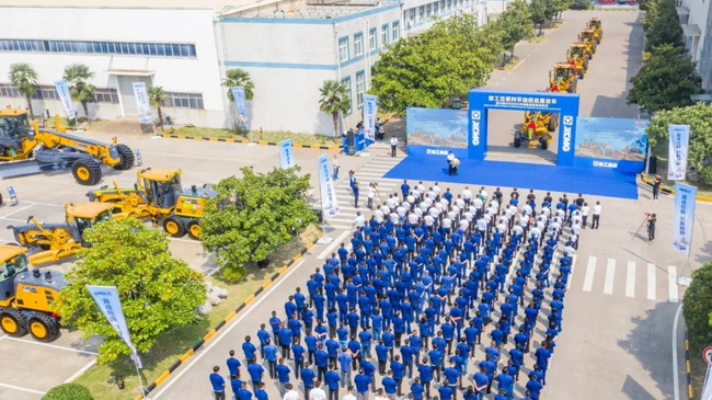 力拓集团定制让球网GR2605平地机批量发车