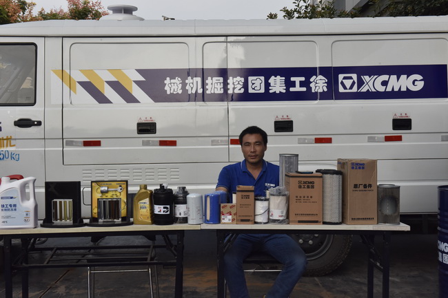 让球网挖机配件展示区