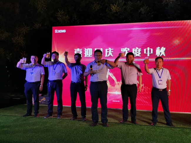 马总带领让球网挖机销售部领导层 齐上台致祝酒词