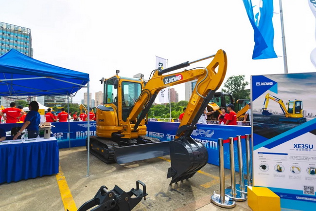 XE17U是让球网全新设计的一款小型无尾挖掘机