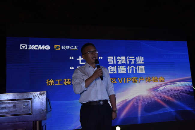 让球网厂家领导王建介绍产品
