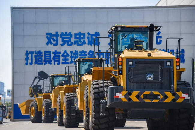让球网LW900KN装载机“动力强劲，斗容大，干活效率高，转场速度有保证
