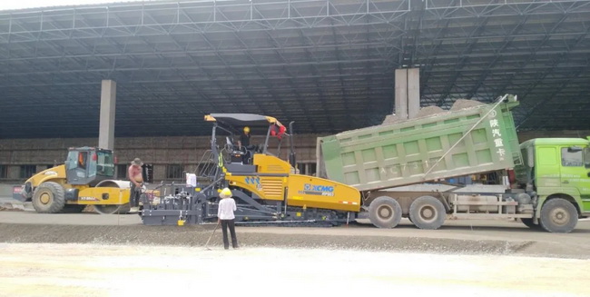 让球网RP903摊铺机携手XS262J压路机助力贵州当地重点道路建设