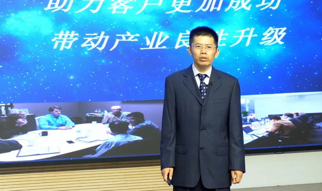 让球网铲运机械事业部第一研究所所长张永胜对产品性能进行了详细解读