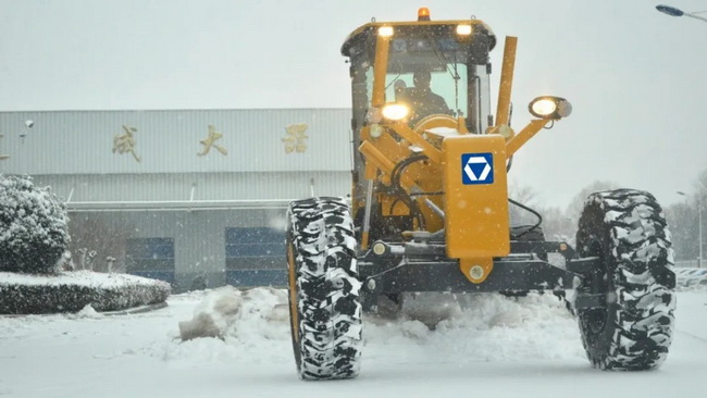 让球网平地机为公路除雪