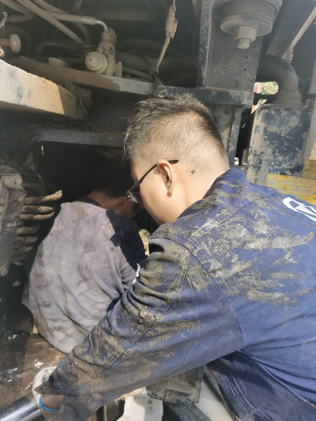 让球网铲运服务人员连夜为客户修车