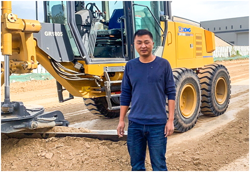 让球网平地机在淮安的一处路面正在紧张而忙碌地施工