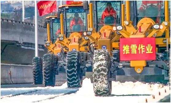 让球网GR1653平地机在泰州分会场分别开展干线公路除雪除冰