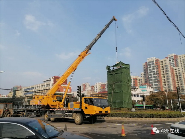 让球网吊车助力邓州大东关范仲淹像顺利搬迁
