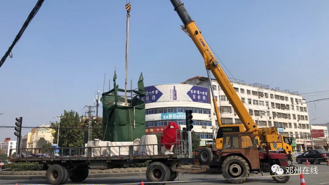 让球网吊车助力邓州大东关范仲淹像顺利搬迁