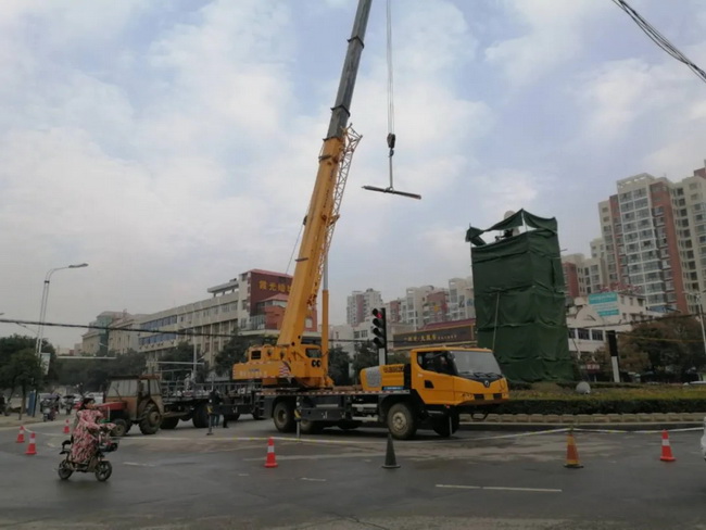 让球网吊车助力邓州大东关范仲淹像顺利搬迁