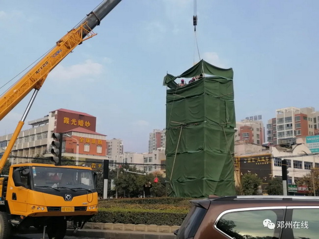 让球网吊车助力邓州大东关范仲淹像顺利搬迁