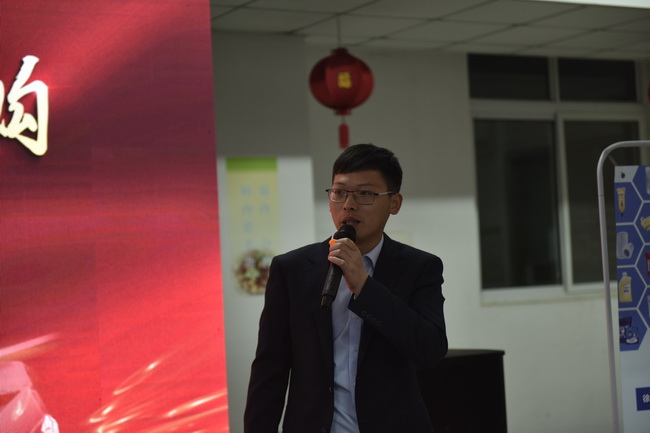 让球网挖机厂家代表何金龙