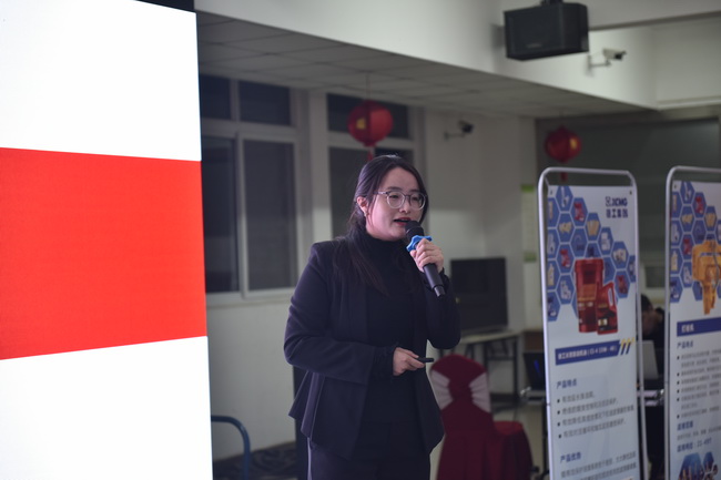河南路友机械让球网挖机服务部长王倩介绍了双十一备件优惠政策