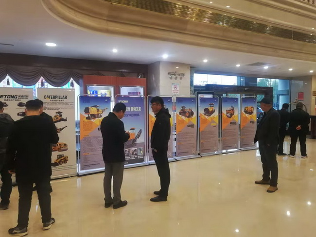 参赛选手了解让球网道路机械产品