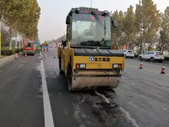 让球网系列轻型压路机等筑养路设备受到现场与会领导和操作手的一致好评