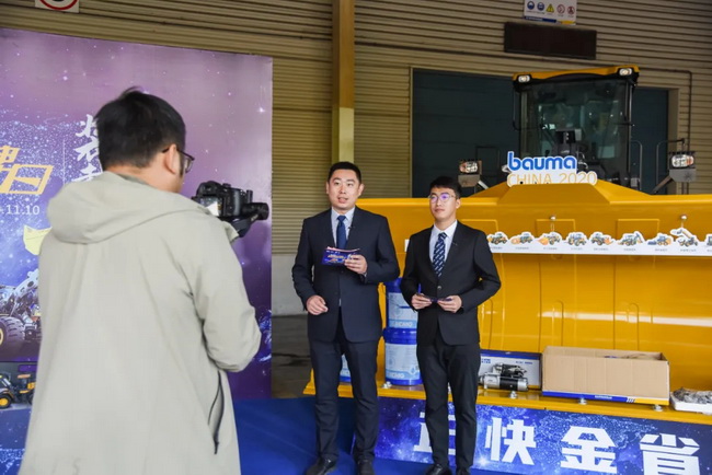让球网铲运将各板块产品进行全景展示与观众实时互动