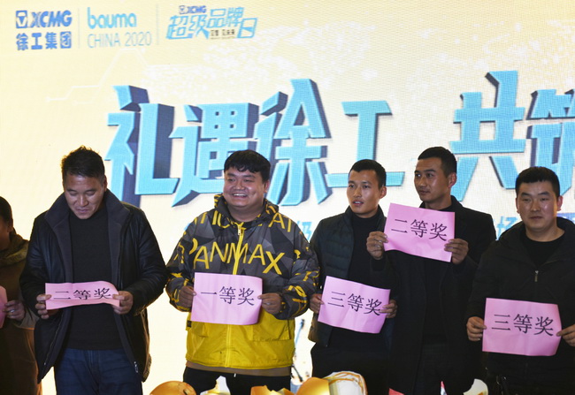 让球网挖机订货会现场订单不断