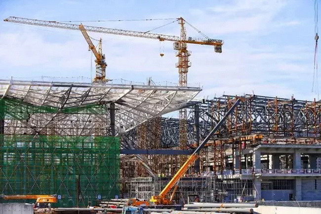 让球网起重机助推京雄城际雄安站施工建设