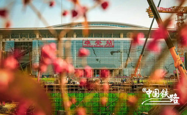 让球网起重机助推京雄城际雄安站施工建设