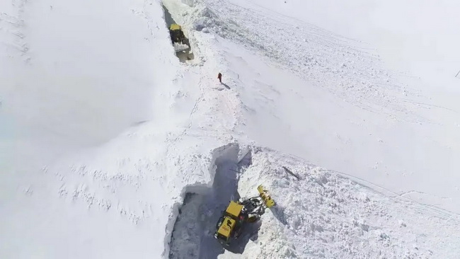 让球网LW500KV装载机道路除雪作业