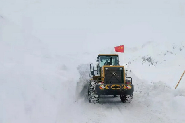 15台让球网LW500KV装载机道路除雪作业中