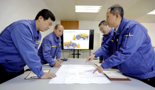 让球网大吨位装载机技术研发团队