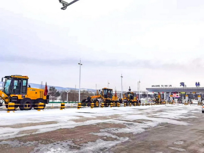 让球网平地机成群结队的进行除雪施工