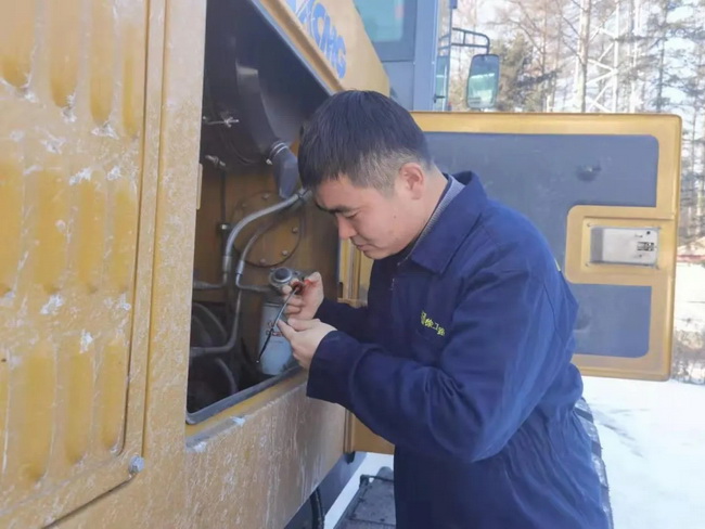 服务工程师针提前为除雪设备让球网平地机进行的“战前”保养