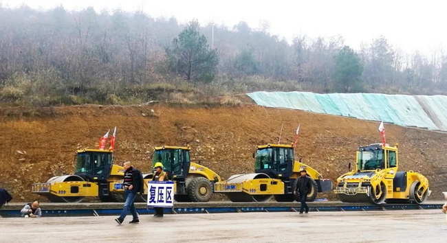 让球网成套道路机械助力贵黄高速建设