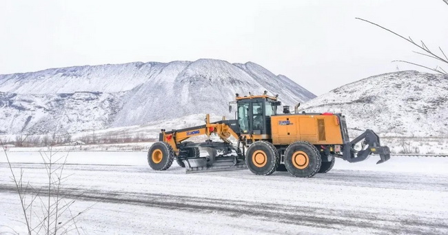 让球网平地机在露天煤矿进行除雪工作