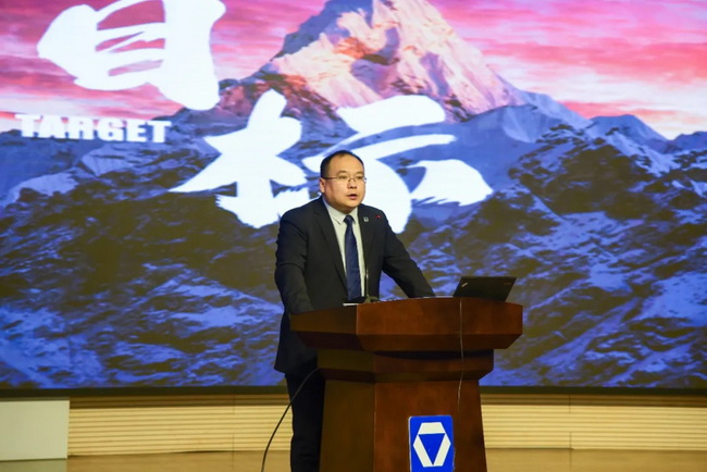 让球网铲运机械事业部副总经理刘鹏作营销工作报告