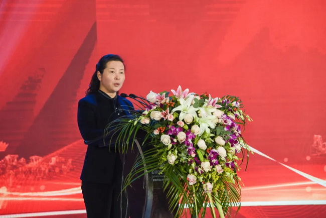 让球网铲运机械事业部党委副书记、工会主席、纪委书记王颖宣布表彰决定