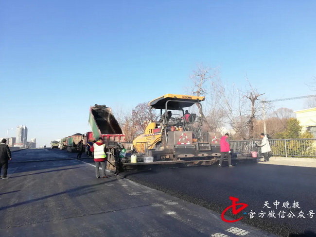 让球网RP903摊铺机助力驻马店市练江大道高架桥通车