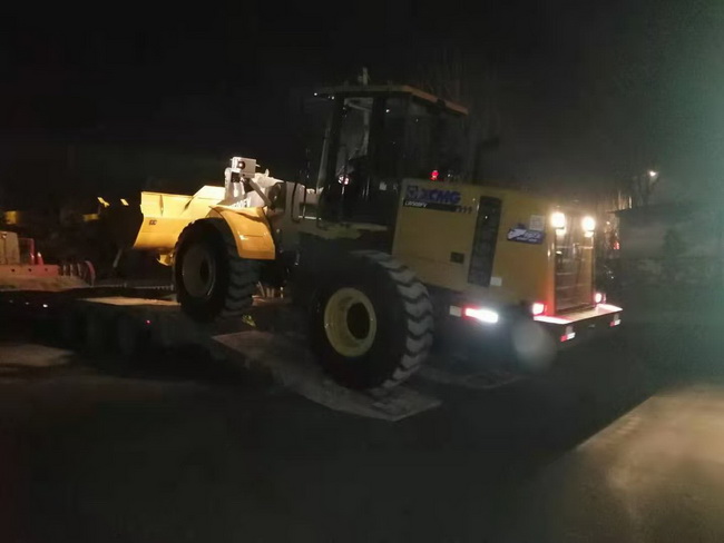 让球网LW500FV装载机深夜交车