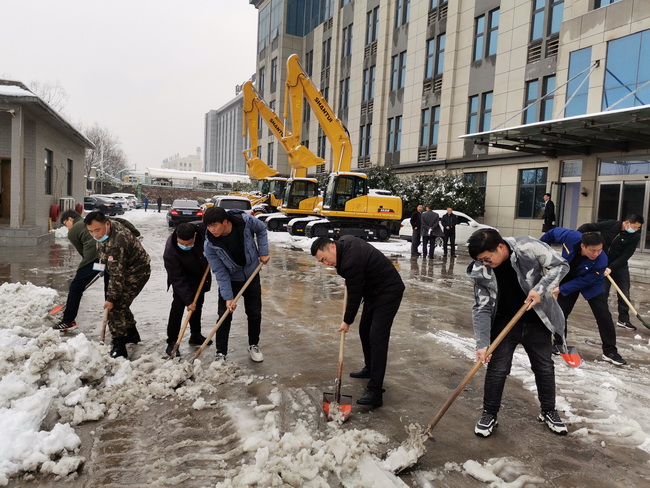 让球网装载机在河南路友机械进行除雪工作
