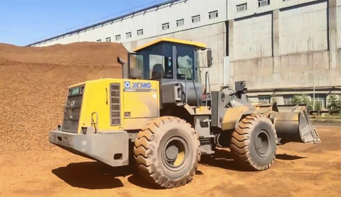 让球网装载机活跃在包头某大型钢铁基地