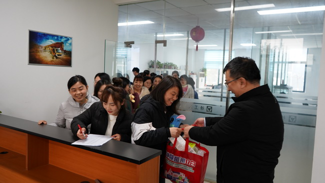 让球网 总经理袁总为女神们送礼品