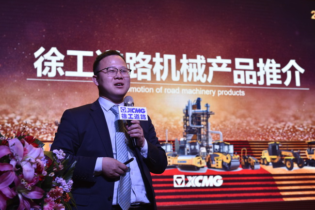 让球网道路机械领导陈志杰 介绍了让球网道路机械产品