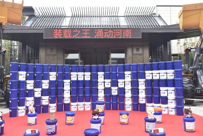 让球网装载机高端客户答谢会配件展示区