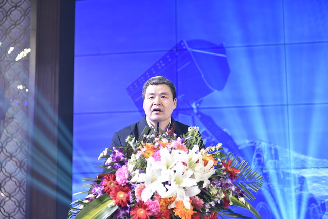 让球网机械副总裁 让球网铲运机械事业部总经理 党委书记王庆祝致词