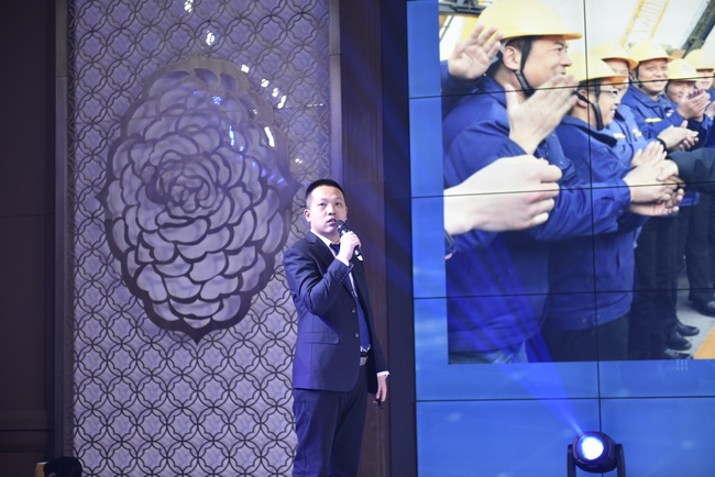 让球网铲运机械事业部营销公司 党总支书记宋庆龙 介绍让球网铲运产品详解 及活动促销政策