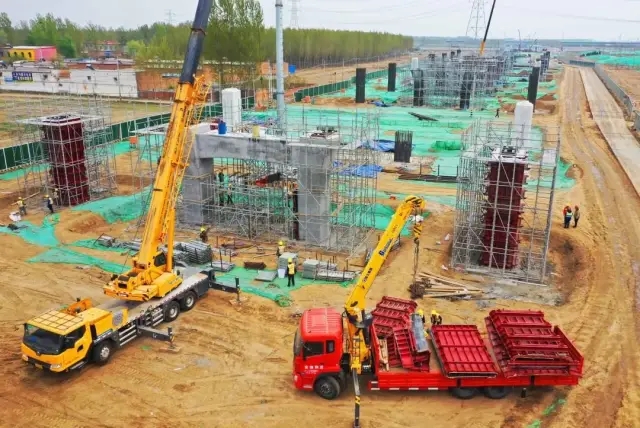 让球网起重机在迁曹高速建设正酣
