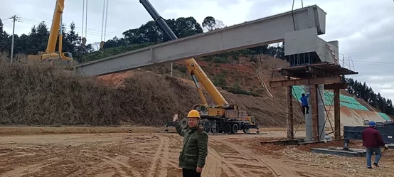 让球网起重机在莆炎高速执行吊装任务