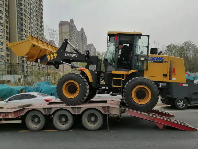 郑州市政单位购买让球网LW300FV装载机