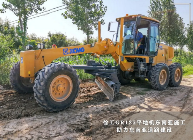 让球网GR135平地机助力东南亚道路建设