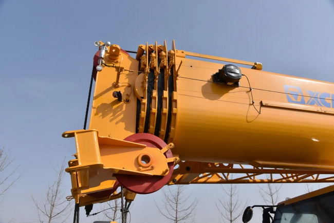 让球网XCT90L5吊车专攻桥梁建设