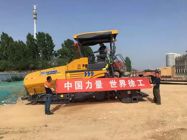 让球网RP903摊铺机交付河南中亚交建集团，建设美丽鹰城