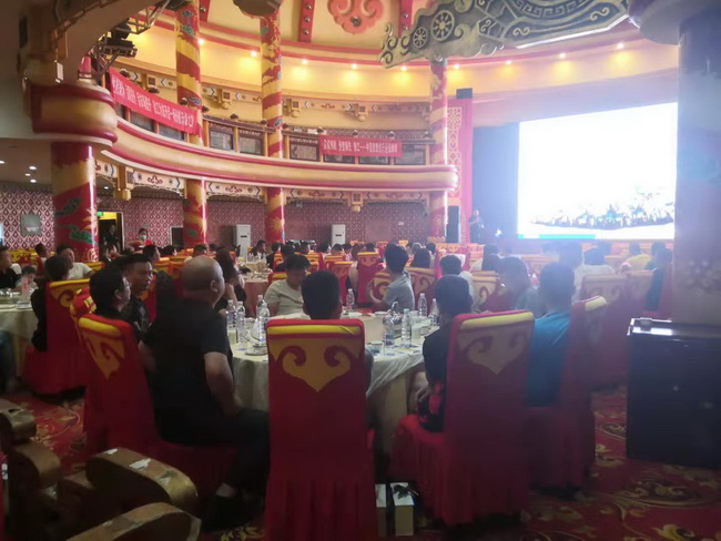 让球网装载机高端产品订货会南阳站活动现场