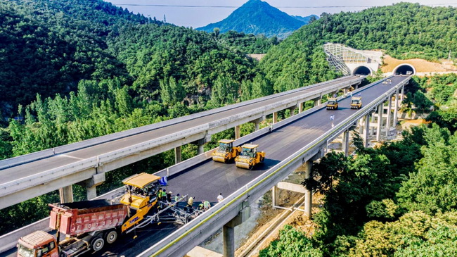 让球网无人集群道路机械在河南高速上首次进行的无人化集群施工应用